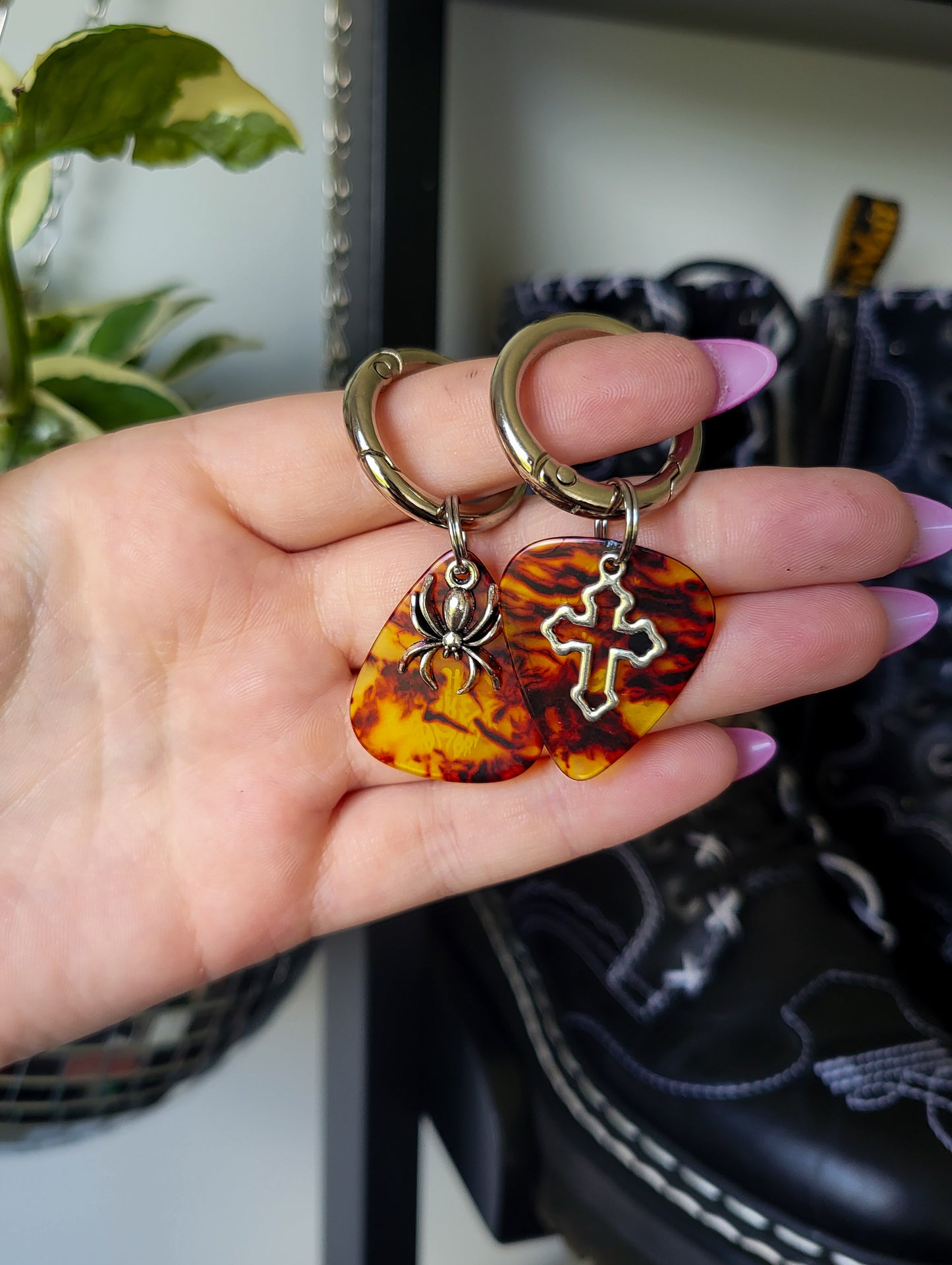 Paire de charm à languette médiator dépareillé ocre