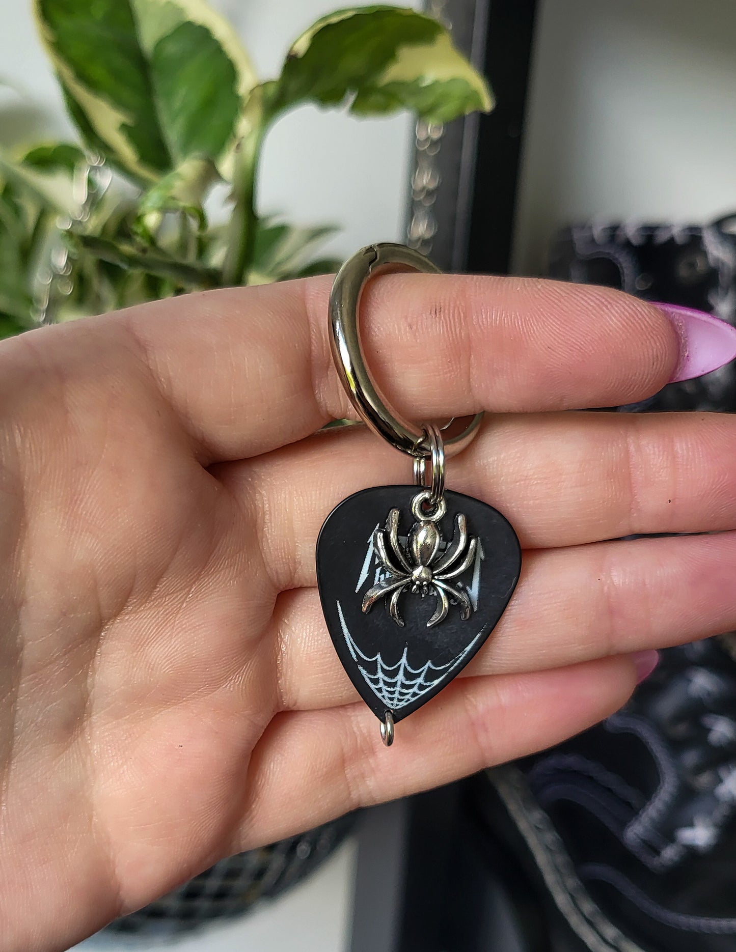 Charm à languette médiator araignée toile