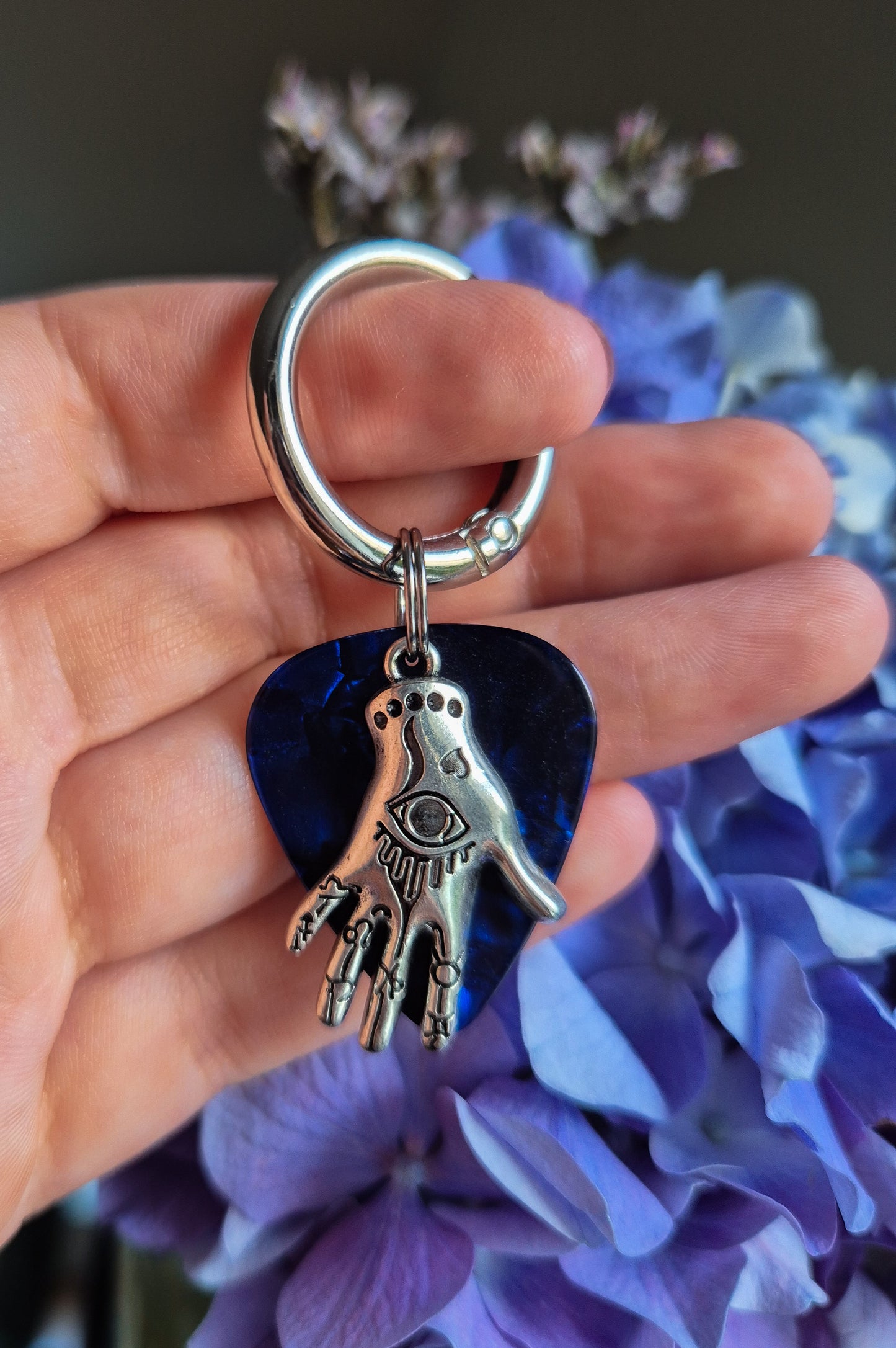 Charm à languette médiator main bleu