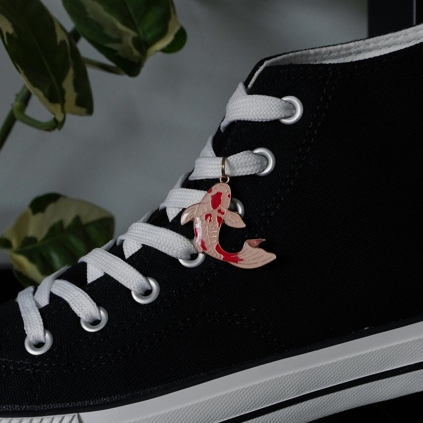 1 lace-up charm - Red Koi