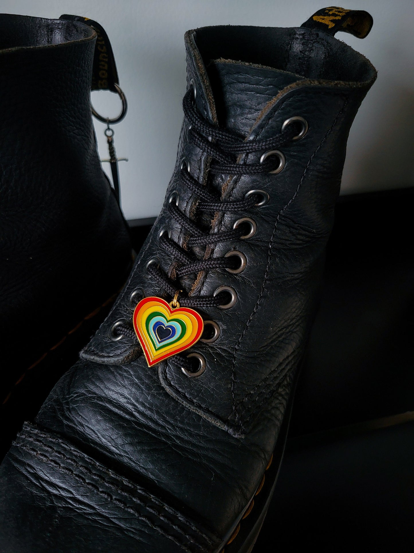 Charm à lacet Coeur arc en ciel - Shoes charm Shoes charm boot charms (dr Martens style) grunge punk charms, accessoires de chaussures pride