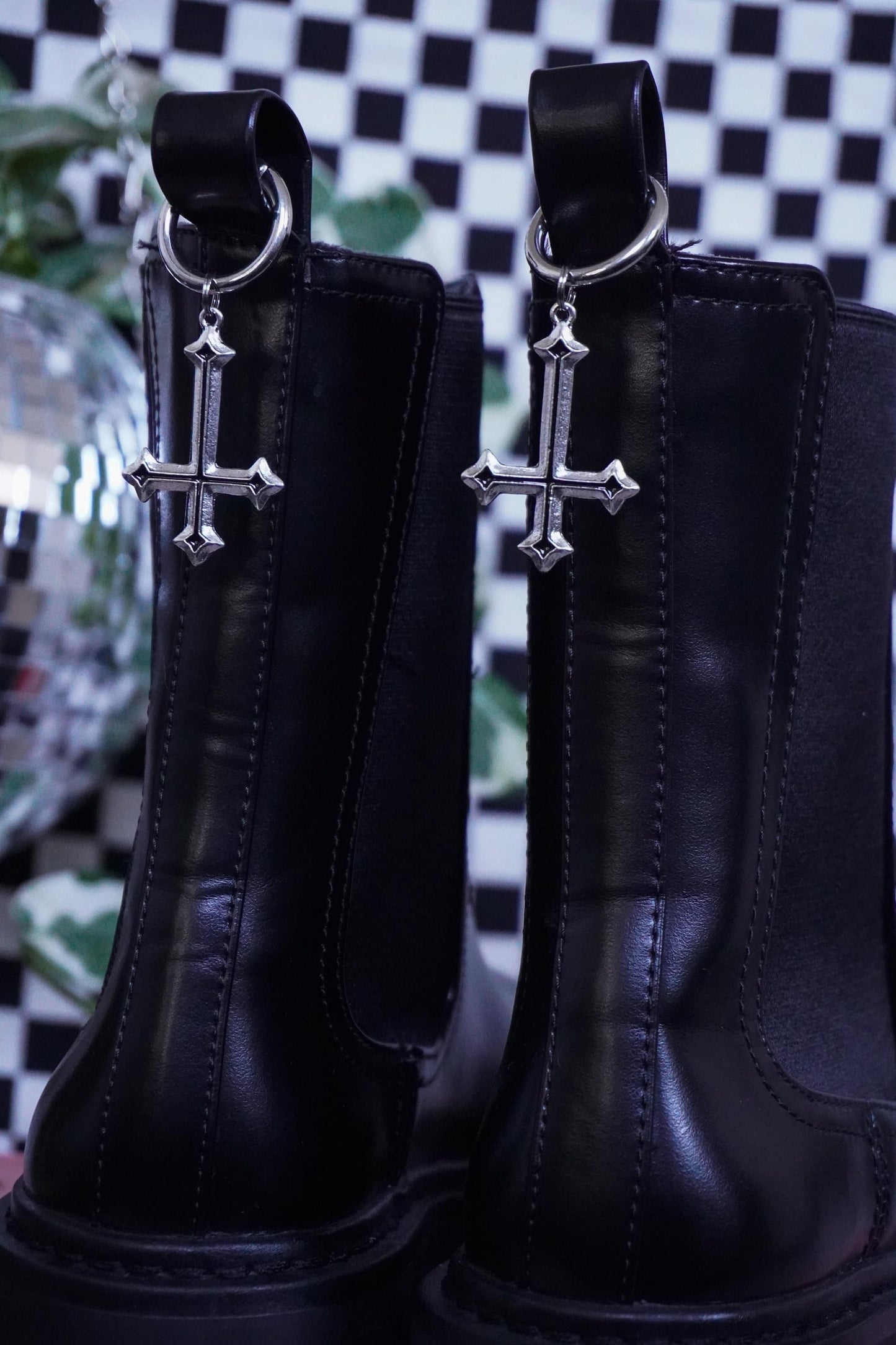 Charm croix - Shoes charm - boot charms (dr Martens style) grunge punk charms, accessoires de chaussures, bijoux 1460, doc tag
