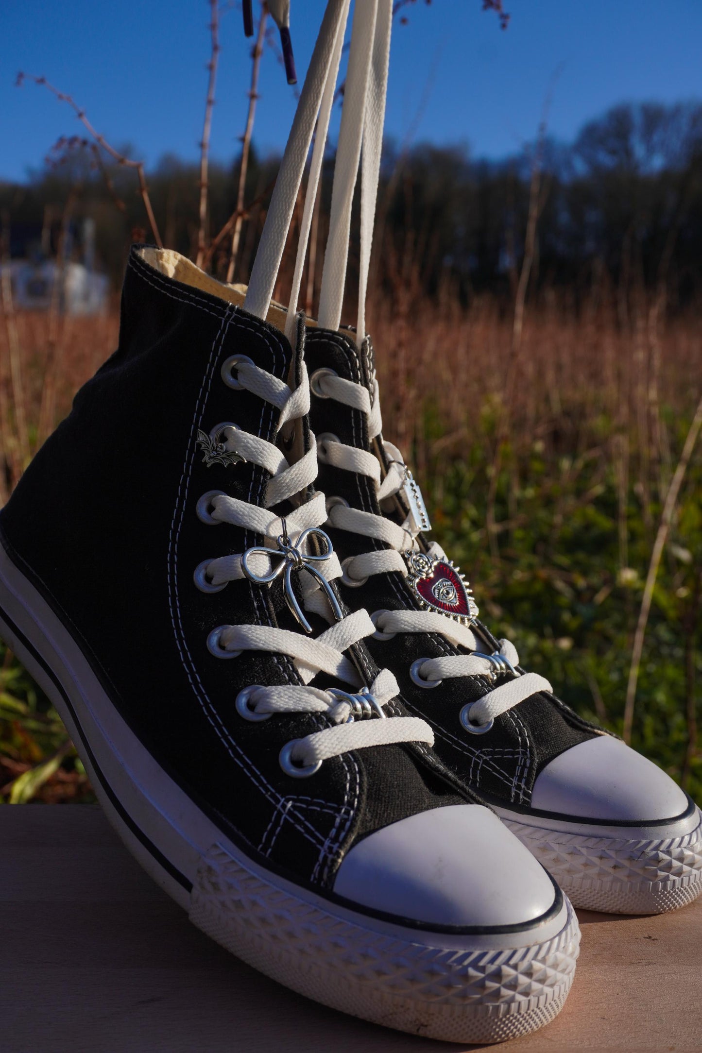Bijoux pour chaussure noeud couleur argent- Shoes charm - boot charms (dr Martens style) accessoires de chaussures, bijoux 1460, doc tag