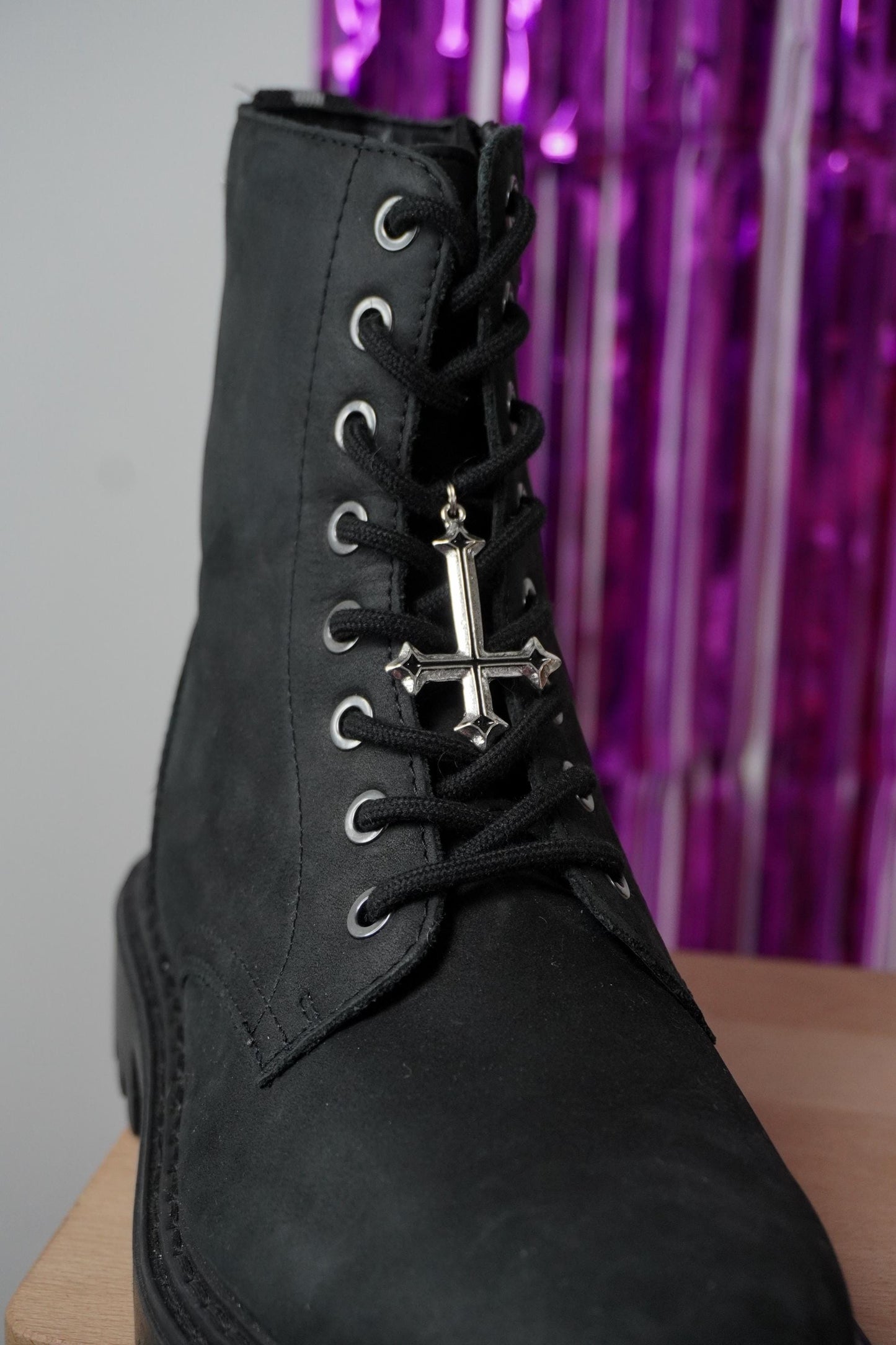 Bijoux pour chaussure croix couleur argent- Shoes charm - boot charms (dr Martens style) accessoires de chaussures, bijoux 1460, doc tag