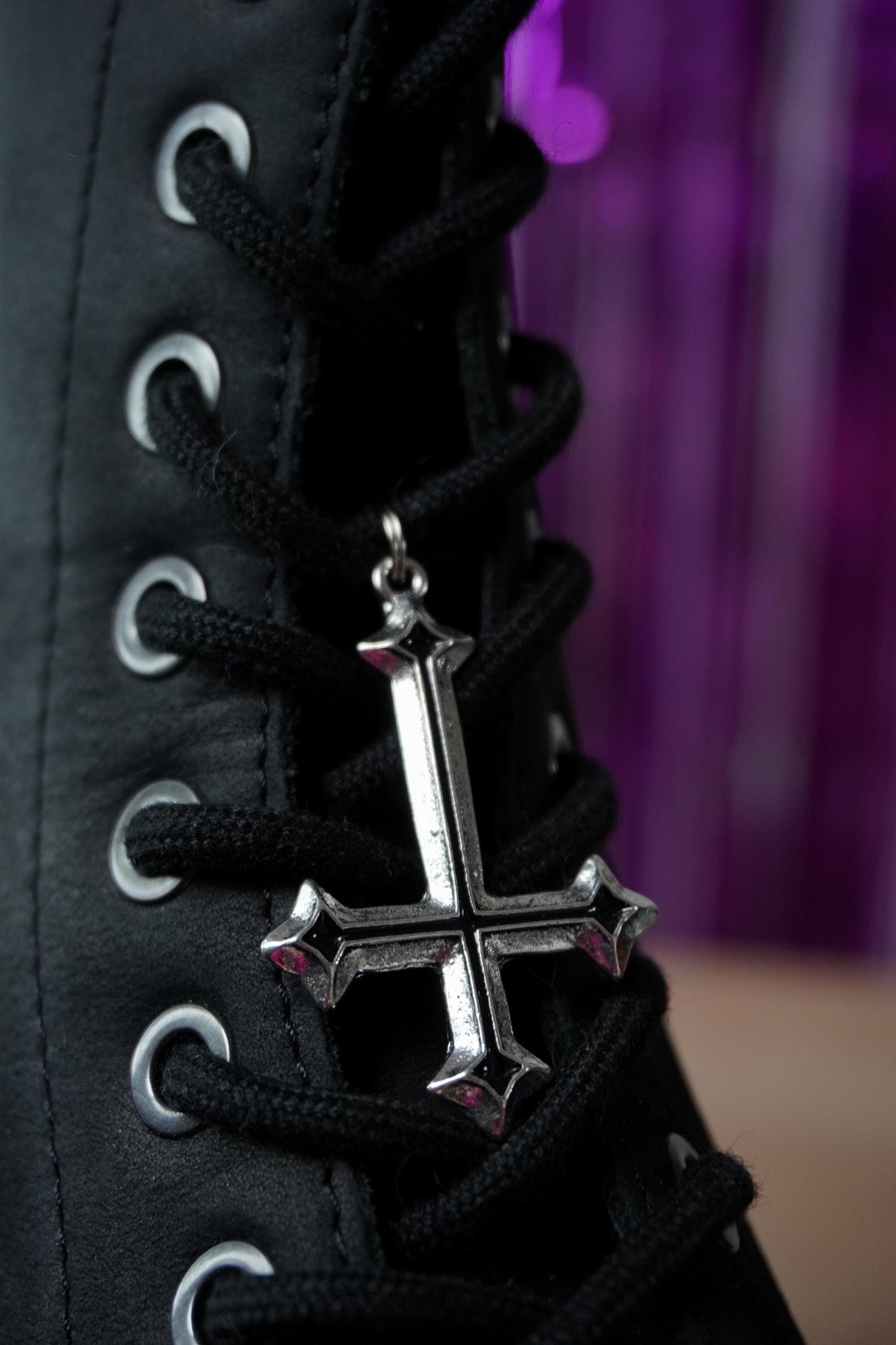 Bijoux pour chaussure croix couleur argent- Shoes charm - boot charms (dr Martens style) accessoires de chaussures, bijoux 1460, doc tag