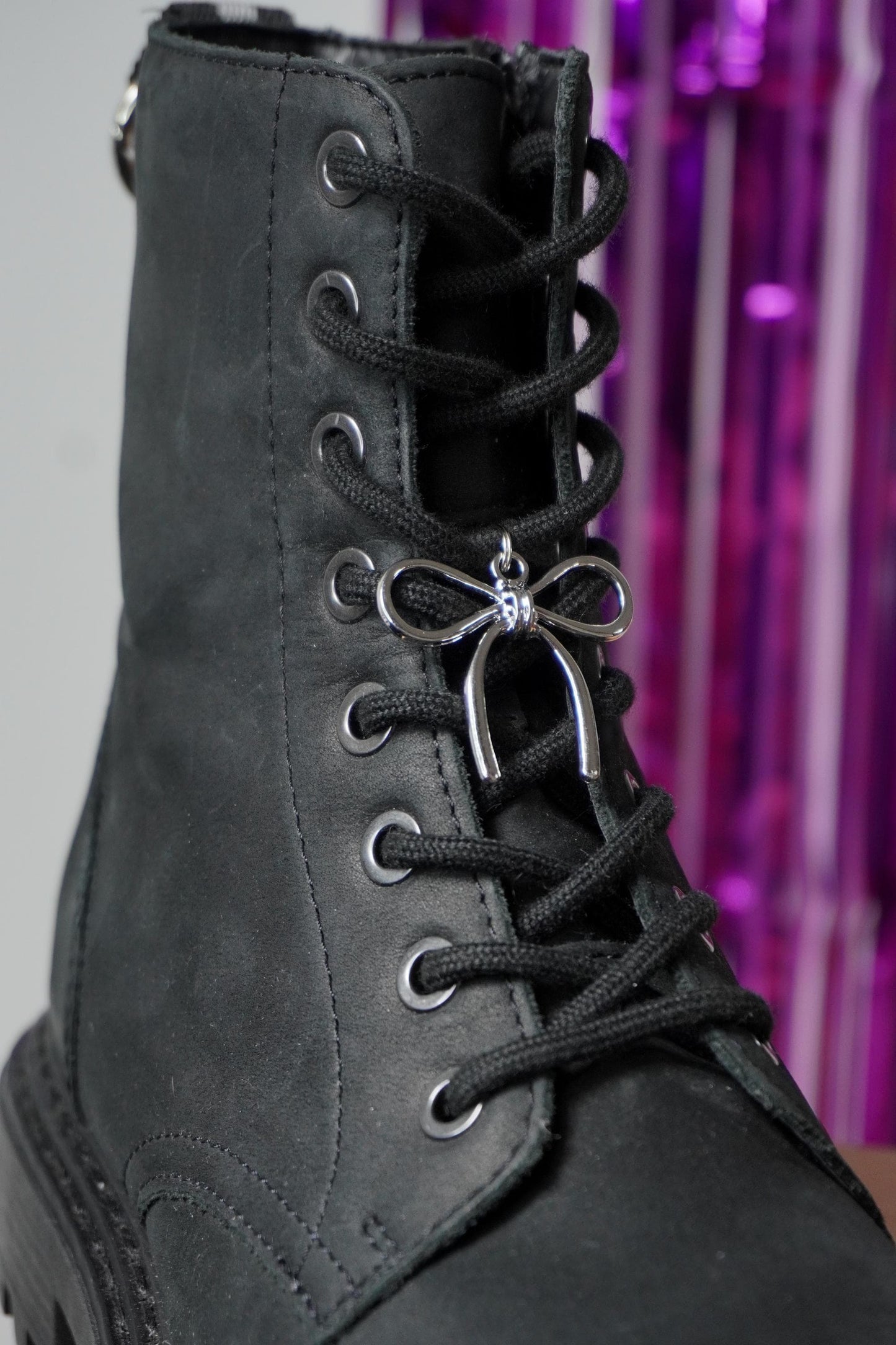Bijoux pour chaussure noeud couleur argent- Shoes charm - boot charms (dr Martens style) accessoires de chaussures, bijoux 1460, doc tag