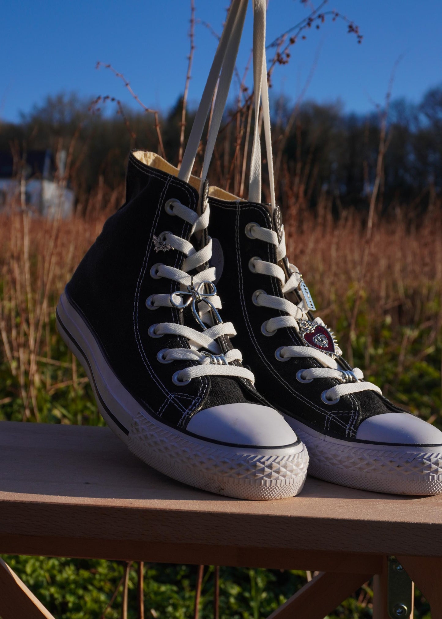 Bijoux pour chaussure noeud couleur argent- Shoes charm - boot charms (dr Martens style) accessoires de chaussures, bijoux 1460, doc tag