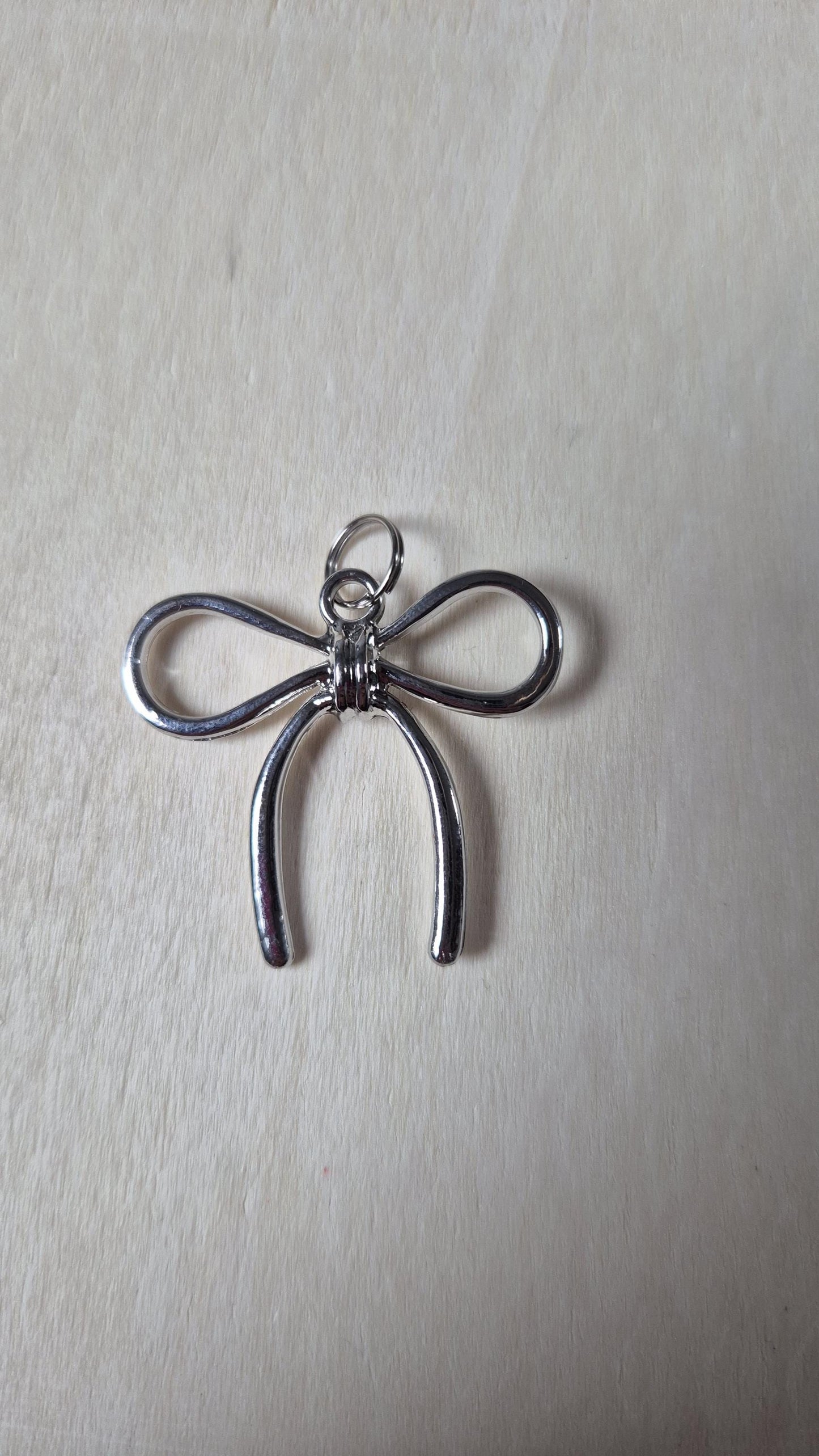 Bijoux pour chaussure noeud couleur argent- Shoes charm - boot charms (dr Martens style) accessoires de chaussures, bijoux 1460, doc tag