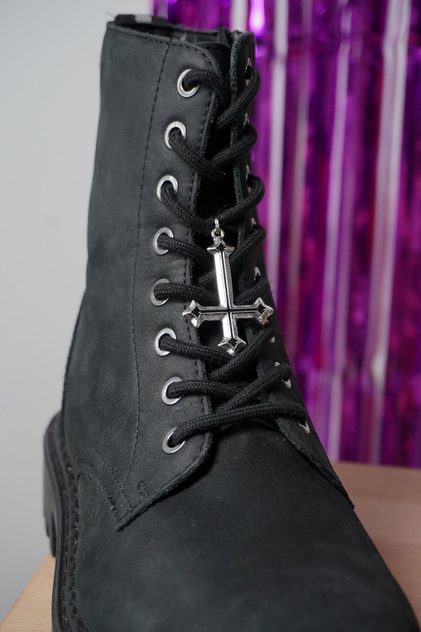 Bijoux pour chaussure croix couleur argent- Shoes charm - boot charms (dr Martens style) accessoires de chaussures, bijoux 1460, doc tag