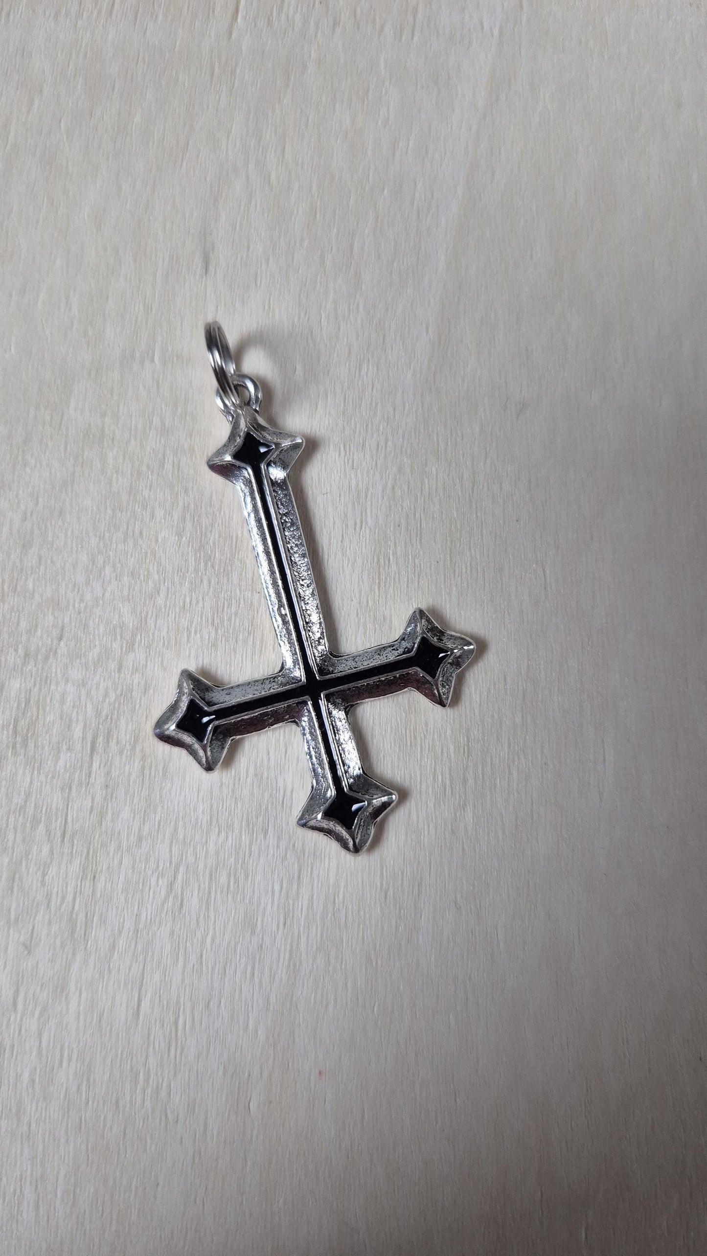 Bijoux pour chaussure croix couleur argent- Shoes charm - boot charms (dr Martens style) accessoires de chaussures, bijoux 1460, doc tag