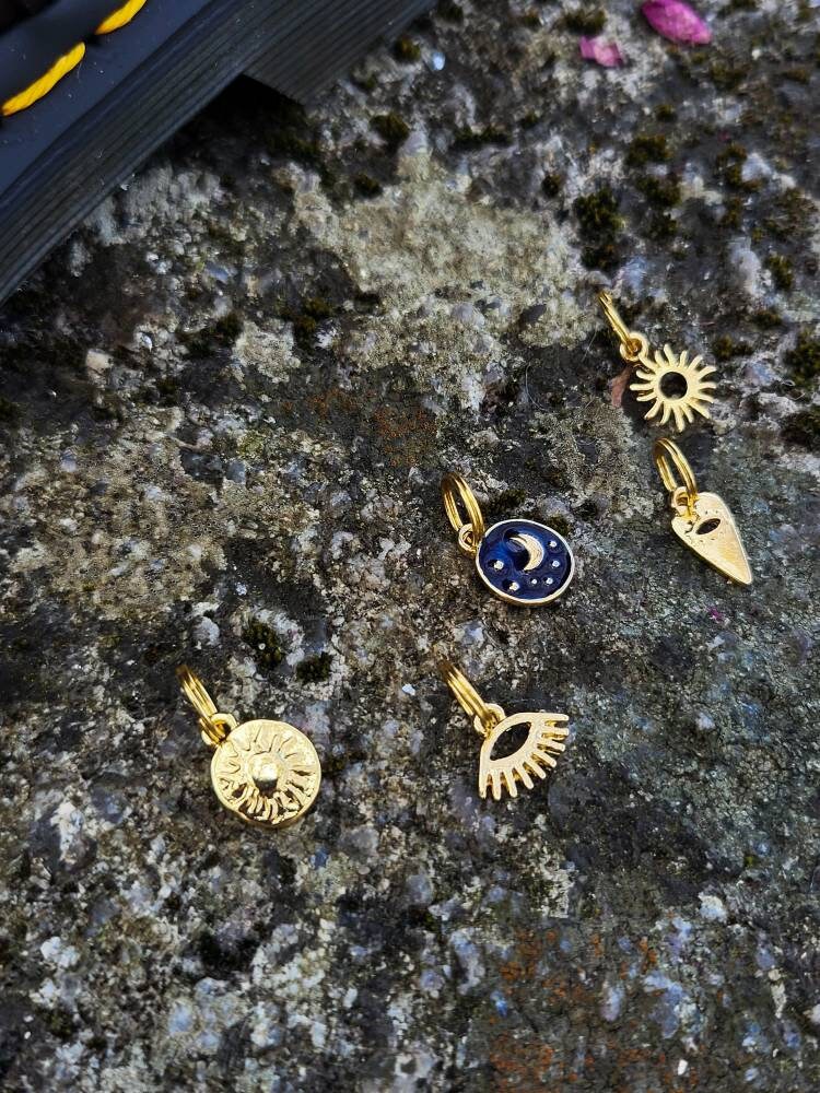 Lot cosmic de charm 5 à lacet couleur or - Shoes charm - boot charms (dr Martens style) accessoires de chaussures, bijoux 1460, doc tag