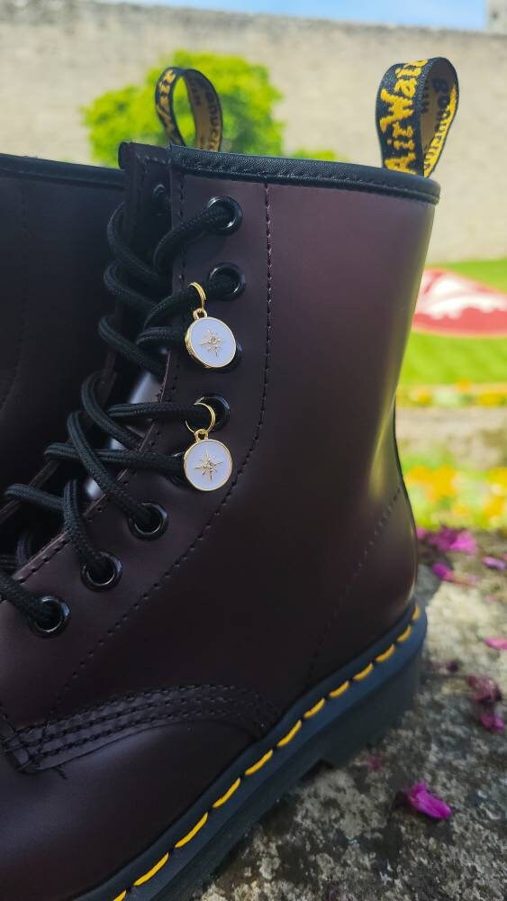 Lot de 2 charm à lacet émaillé blanc- Shoes charm - boot charms (dr Martens style) accessoires de chaussures, bijoux 1460, doc tag