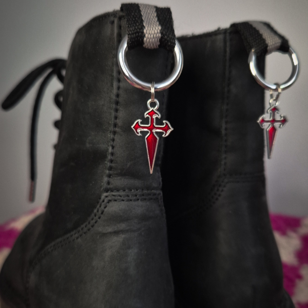 Charm à languette - Petite croix rouge