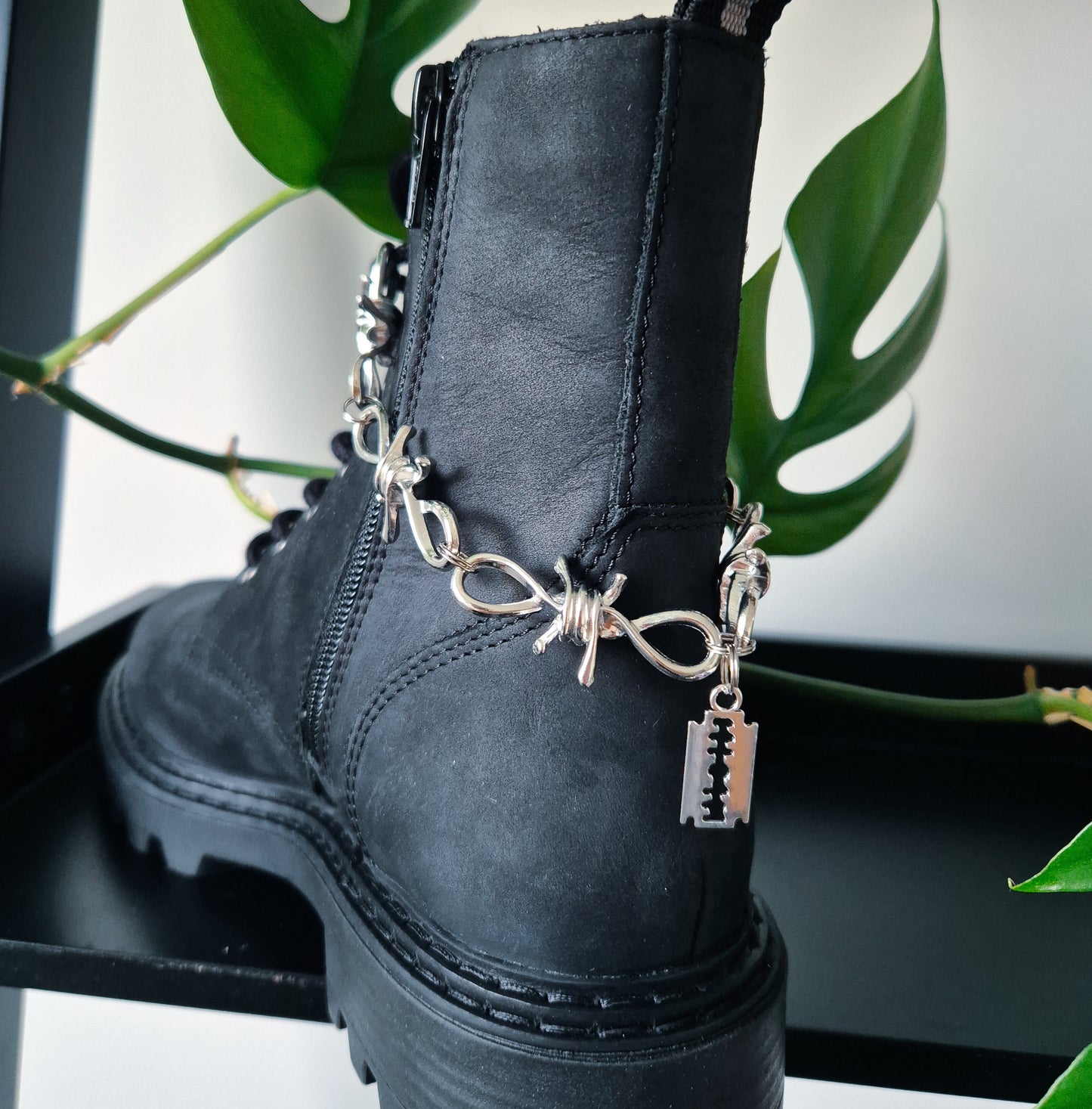 A barbed shoe chain