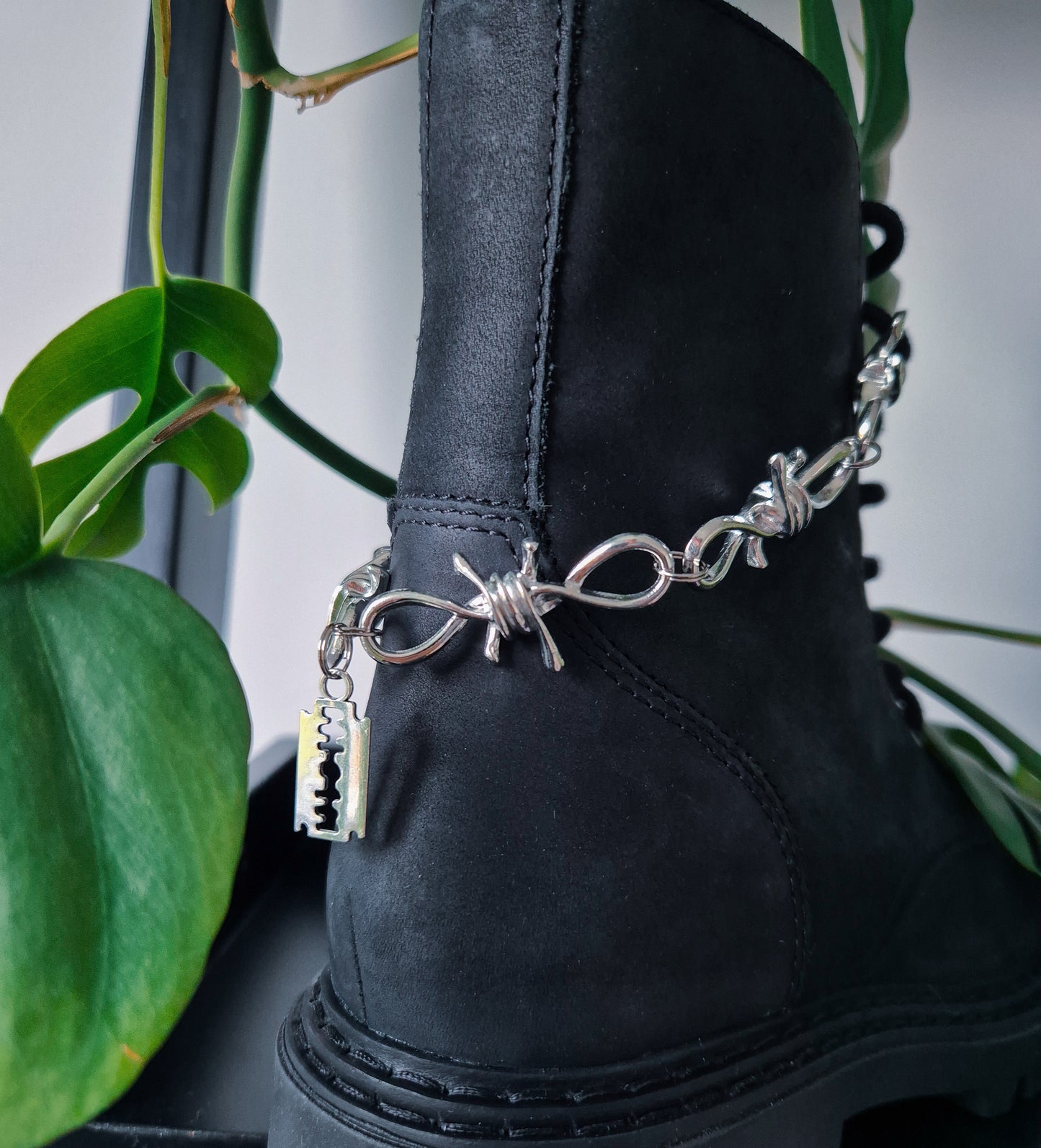 A barbed shoe chain