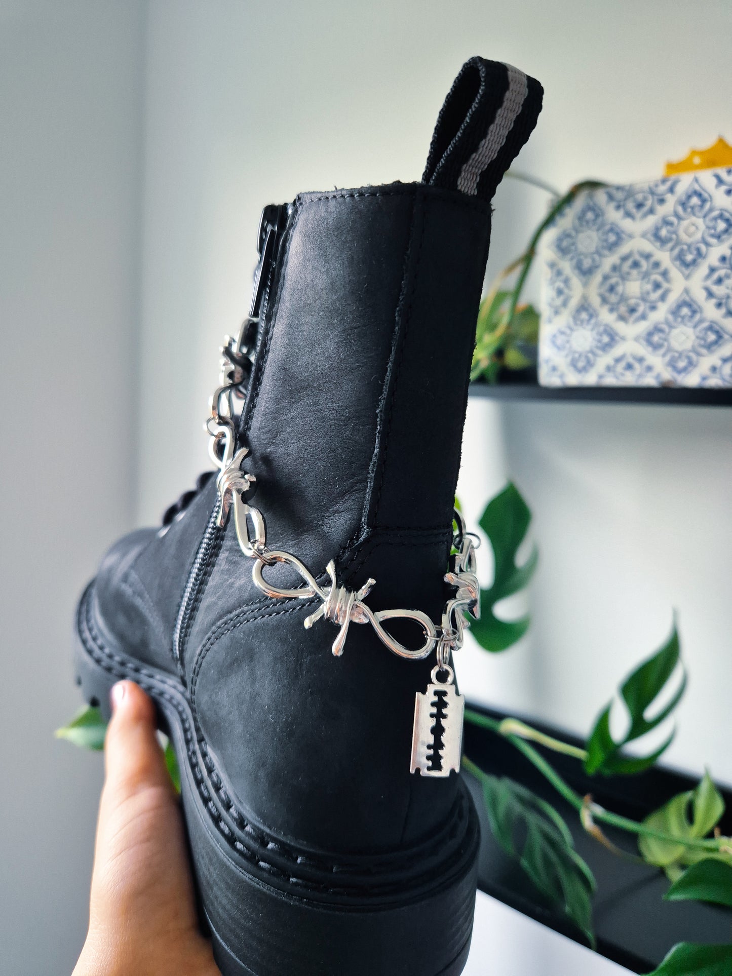 A barbed shoe chain