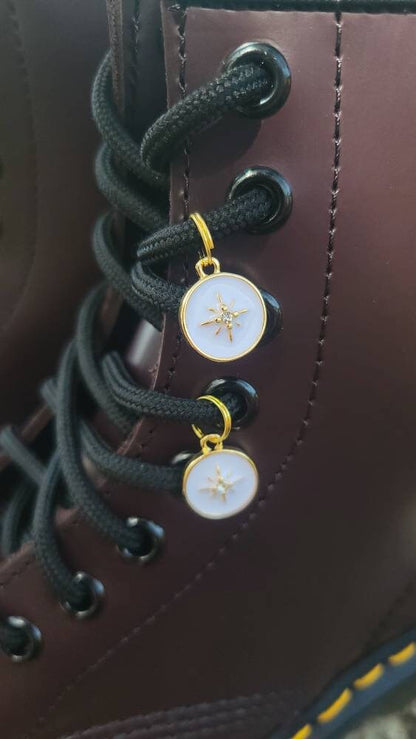Lot de 2 charm à lacet émaillé blanc- Shoes charm -  boot charms (dr Martens style)  accessoires de chaussures, bijoux 1460, doc tag