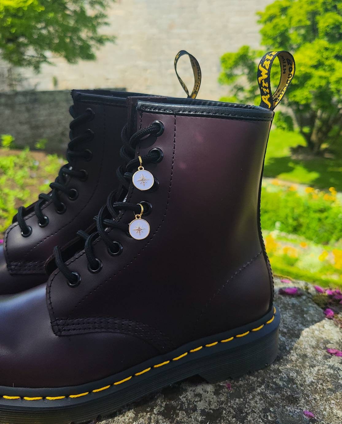 Lot de 2 charm à lacet émaillé blanc- Shoes charm -  boot charms (dr Martens style)  accessoires de chaussures, bijoux 1460, doc tag