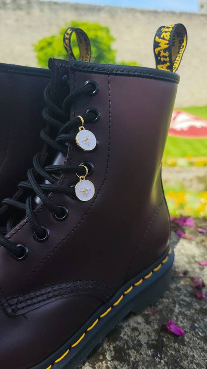 Lot de 2 charm à lacet émaillé blanc- Shoes charm -  boot charms (dr Martens style)  accessoires de chaussures, bijoux 1460, doc tag
